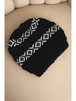 Dámská zimní čepice s vzorem a vlnou model 21725336 černá - K-Fashion Dámská zimní čepice s vzorem a vlnou model 21725336 černá - K-Fashion