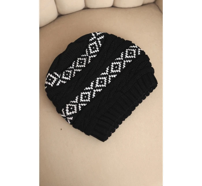 Dámská zimní čepice s vzorem a vlnou model 21725336 černá - K-Fashion Dámská zimní čepice s vzorem a vlnou model 21725336 černá - K-Fashion