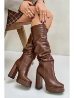 Nazouvací kozačky na podpatku a platformě s řasením zateplené hnědé Beridra Nazouvací kozačky na podpatku a platformě s řasením zateplené hnědé Beridra