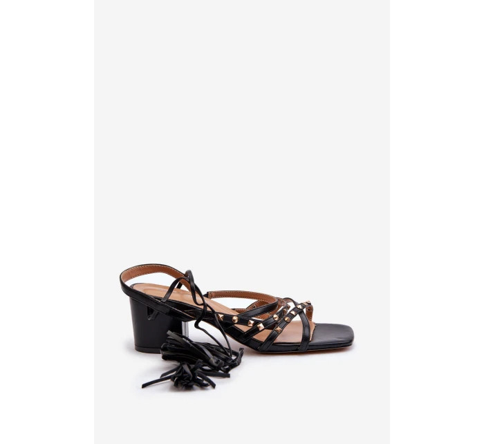 Šněrovací sandály na nízkém podpatku zdobené špendlíky černé Chrisele Šněrovací sandály na nízkém podpatku zdobené špendlíky černé Chrisele