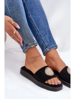 Dámské pantofle se zlatou ozdobou černé model 21685525 - Boto