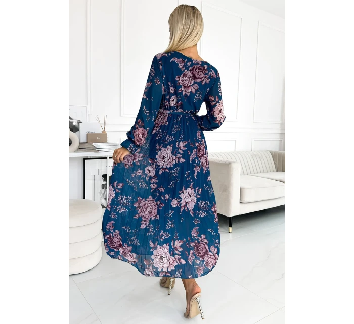 Světle modré květované dlouhé dámské plisované šifonové šaty s výstřihem, dlouhými rukávy a páskem model 21486666 - numoco basic Světle modré květované dlouhé dámské plisované šifonové šaty s výstřihem, dlouhými rukávy a páskem model 21486666 - numoco basic