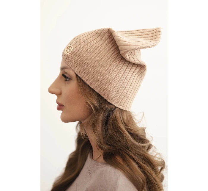 Dámská čepice s proužky a ozdobným knoflíkem s příměsí vlny a modalu camelová Dámská čepice s proužky a ozdobným knoflíkem s příměsí vlny a modalu camelová