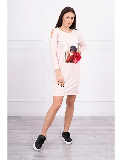 Šaty s grafikou a 3D model 18744094 mašlí pudrově růžové - K-Fashion Šaty s grafikou a 3D model 18744094 mašlí pudrově růžové - K-Fashion