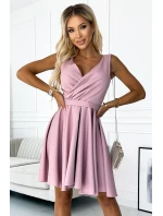 Dámské šaty ve špinavě růžové barvě s delším zadním výstřihem a páskem model 18794997 - numoco
