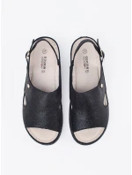 Trendy černé sandály dámské na plochém podpatku Trendy černé sandály dámské na plochém podpatku
