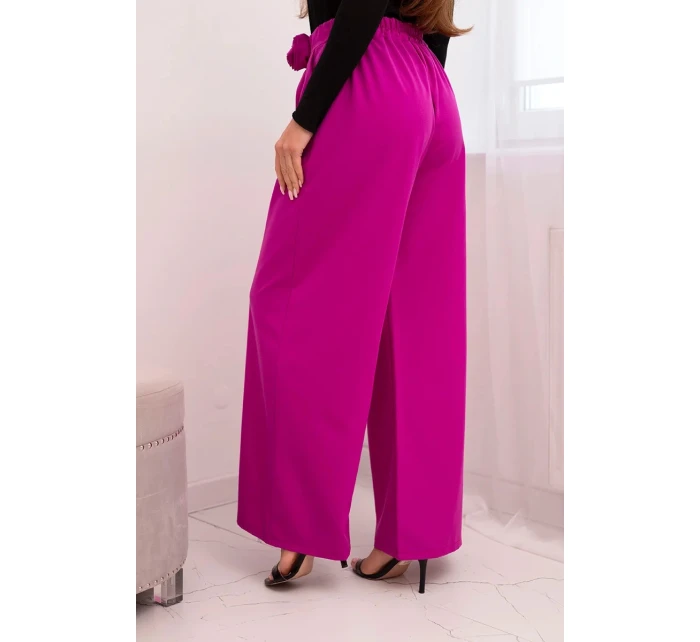 Dámské elegantní kalhoty se širokou nohavicí a ozdobným květem tmavě fialové Dámské elegantní kalhoty se širokou nohavicí a ozdobným květem tmavě fialové