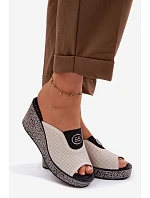 Kožené sandály na platformě s ozdobou model 22100363 Béžové - S.Barski