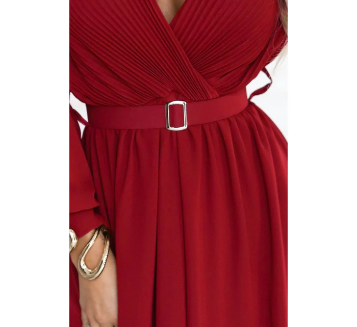 model 21729082 Elegantní plisované maxi šaty s páskem a obálkovým výstřihem vínové - numoco basic