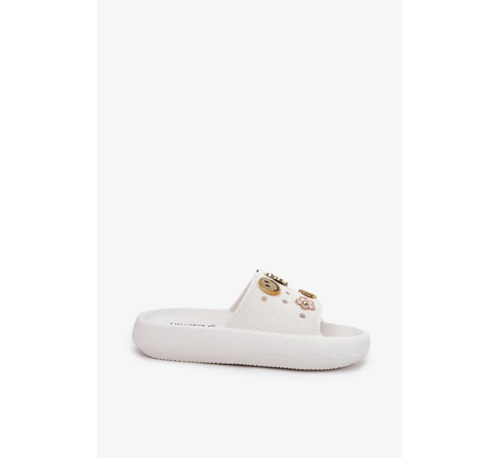 Dámské pěnové pantofle s ozdobnými připínkami Vinceza – bílé