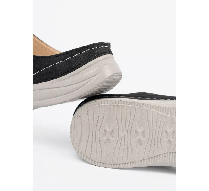 Klasické černé nazouváky dámské na plochém podpatku Klasické černé nazouváky dámské na plochém podpatku