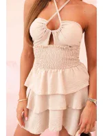 Dámské šaty s odhalenými model 21088681 volánky a volánky béžový - K-Fashion Dámské šaty s odhalenými model 21088681 volánky a volánky béžový - K-Fashion