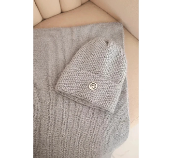 Dámská souprava s čepicí a šálou z měkké pleteniny šedá