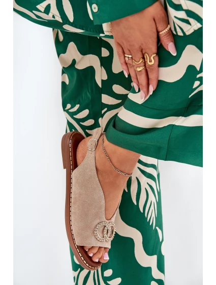 Dámské Sandály S Dekorací Na Plochém Podpatku Eko Semišové Béžové model 21685721 - Boto Dámské Sandály S Dekorací Na Plochém Podpatku Eko Semišové Béžové model 21685721 - Boto