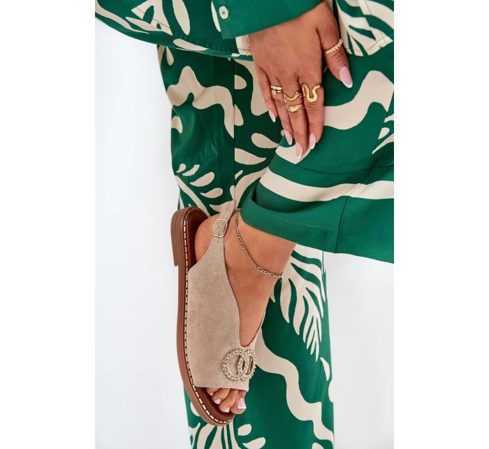 Dámské Sandály S Dekorací Na Plochém Podpatku Eko Semišové Béžové model 21685721 - Boto Dámské Sandály S Dekorací Na Plochém Podpatku Eko Semišové Béžové model 21685721 - Boto