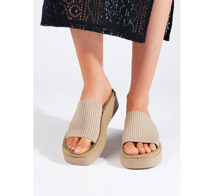 Pěkné hnědé dámské  nazouváky na klínku