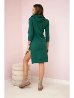 Šaty s delšími zády a barevným potiskem tmavě zelené barvy Šaty s delšími zády a barevným potiskem tmavě zelené barvy