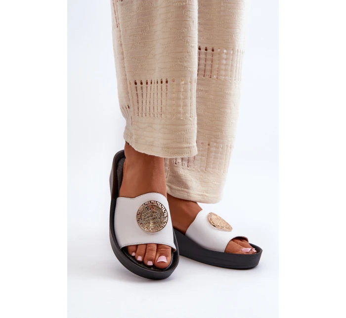 Zazoo 2920 Kožené Dámské Žabky Na Klinu S Zlatým Detailní Bílé Zazoo 2920 Zazoo 2920 Kožené Dámské Žabky Na Klinu S Zlatým Detailní Bílé Zazoo 2920