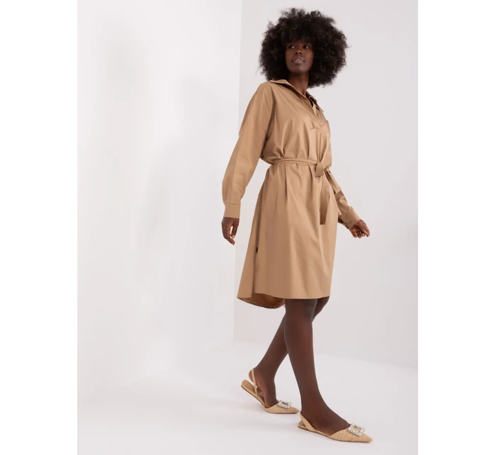 Sukienka CHA SK model 20129351 ciemny bezowy - FPrice Sukienka CHA SK model 20129351 ciemny bezowy - FPrice