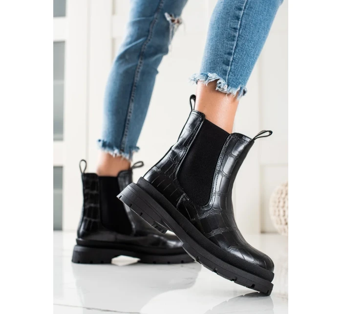 Výborné černé  kotníčkové boty dámské na plochém podpatku