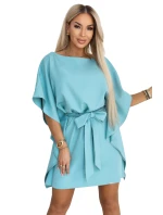 model 22015591 SOFIA Motýlí šaty se zavazováním v pase pastelově tyrkysové - numoco model 22015591 SOFIA Motýlí šaty se zavazováním v pase pastelově tyrkysové - numoco