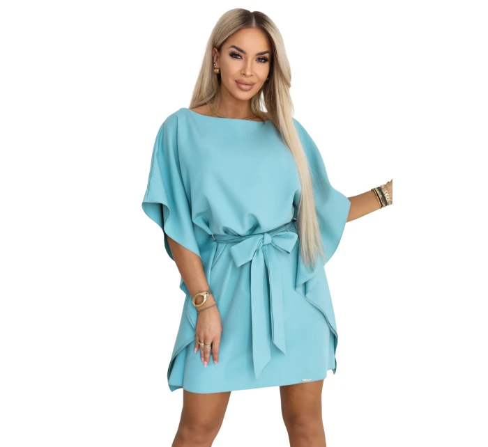 model 22015591 SOFIA Motýlí šaty se zavazováním v pase pastelově tyrkysové - numoco model 22015591 SOFIA Motýlí šaty se zavazováním v pase pastelově tyrkysové - numoco