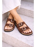 Dámské pantofle s přezkami Čokoládové model 21908427 - Boto