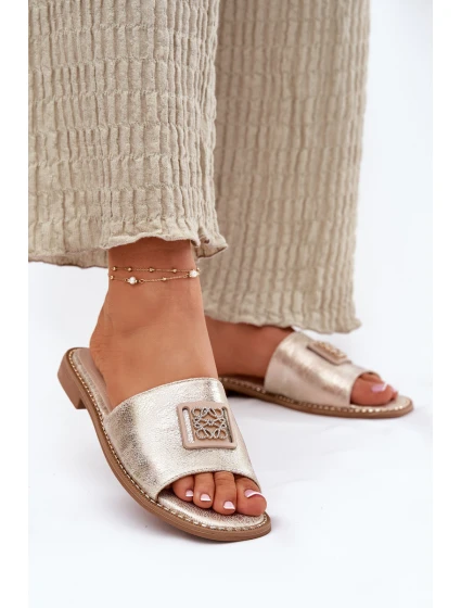 Dámské Sandály Na Plochém Podpatku S Ozdobou model 21696786 Zlaté - S.Barski Dámské Sandály Na Plochém Podpatku S Ozdobou model 21696786 Zlaté - S.Barski