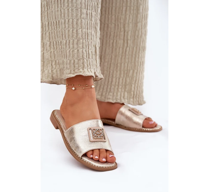 Dámské Sandály Na Plochém Podpatku S Ozdobou model 21696786 Zlaté - S.Barski Dámské Sandály Na Plochém Podpatku S Ozdobou model 21696786 Zlaté - S.Barski