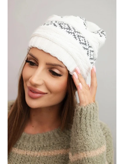 Dámská zimní čepice s vzorem a vlnou K425 bílá Dámská zimní čepice s vzorem a vlnou K425 bílá