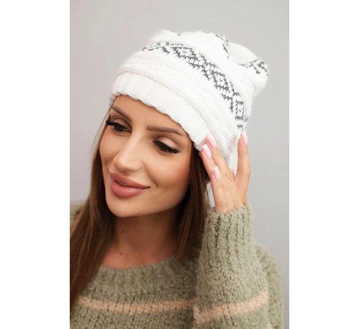 Dámská zimní čepice s vzorem a vlnou K425 bílá Dámská zimní čepice s vzorem a vlnou K425 bílá