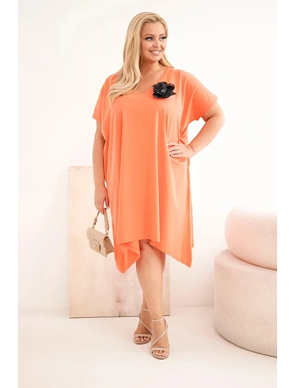 Dámské plus size bavlněné šaty s broží a výstřihem korálová