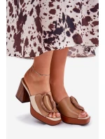 Dámské sandály na sloupkovém podpatku s přezkou Camel model 21687132 - Boto Dámské sandály na sloupkovém podpatku s přezkou Camel model 21687132 - Boto