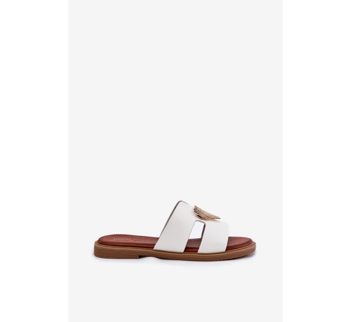 Dámské sandály na plochém podpatku se zlatou ozdobou bílé model 21697094 - EVENTO Dámské sandály na plochém podpatku se zlatou ozdobou bílé model 21697094 - EVENTO