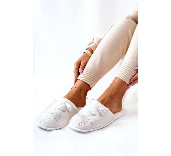 Lesklé pantofle bílé model 21570304 - EVENTO