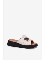 Dámské kožené pantofle s broží model 21695444 béžové - VINCEZA