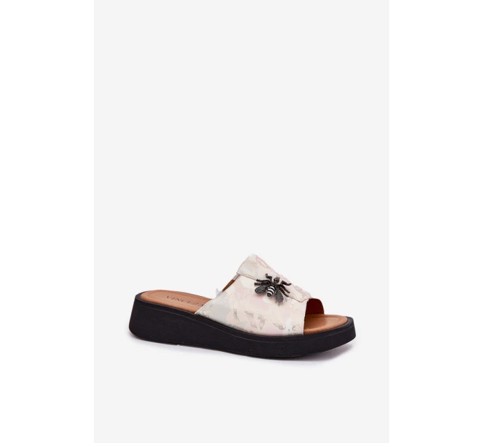 Dámské kožené pantofle s broží model 21695444 béžové - VINCEZA