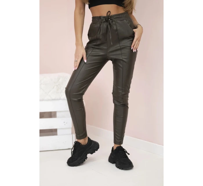 Dámské kalhoty z eko kůže s vázáním a rozparkem na model 21154131 khaki - K-Fashion