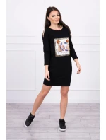 Šaty s 3D grafikou a ozdobnými volánky černé barvy Šaty s 3D grafikou a ozdobnými volánky černé barvy
