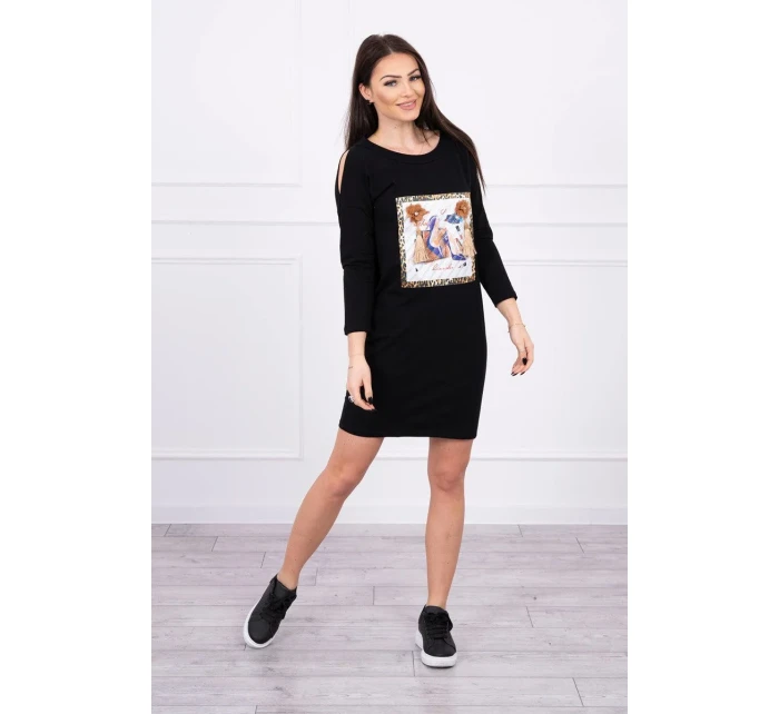 Šaty s 3D grafikou a ozdobnými volánky černé barvy Šaty s 3D grafikou a ozdobnými volánky černé barvy