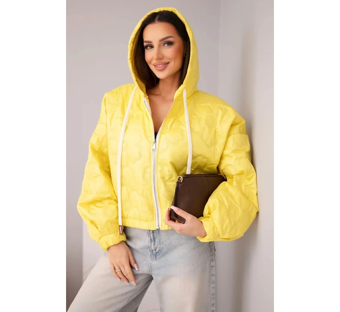 Dámská prošívaná bunda s kapucí a ozdobným květinovým model 21998368 žlutá - K-Fashion