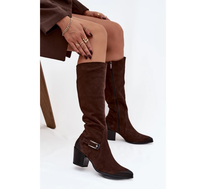 Kožené semišové kozačky na podpatku s přezkou  Čokoládové model 21744813 - Zazoo