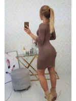 Přiléhavé šaty s výřezem pod prsy cappuccino