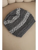 Dámská zimní čepice s vzorem a vlnou model 21725334 grafitová - K-Fashion