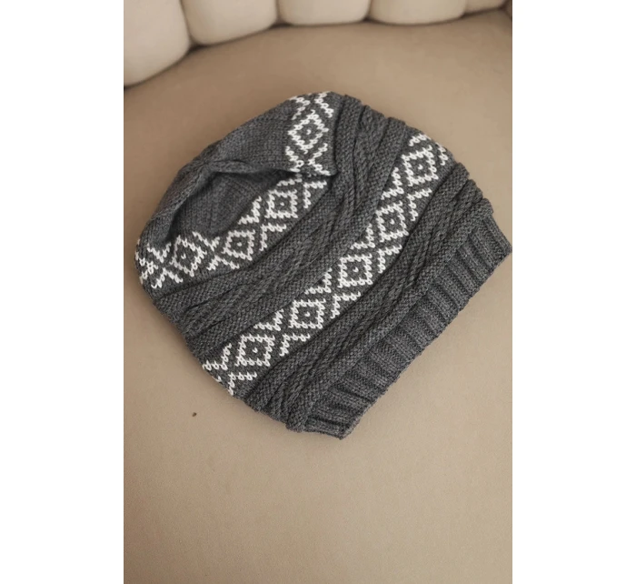Dámská zimní čepice s vzorem a vlnou model 21725334 grafitová - K-Fashion