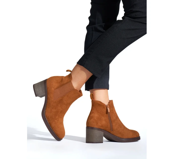 Pohodlné hnědé dámské kotníčkové boty na širokém podpatku Pohodlné hnědé dámské kotníčkové boty na širokém podpatku