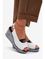 Kožené sandály na platformě model 22101381 bílé - S.Barski