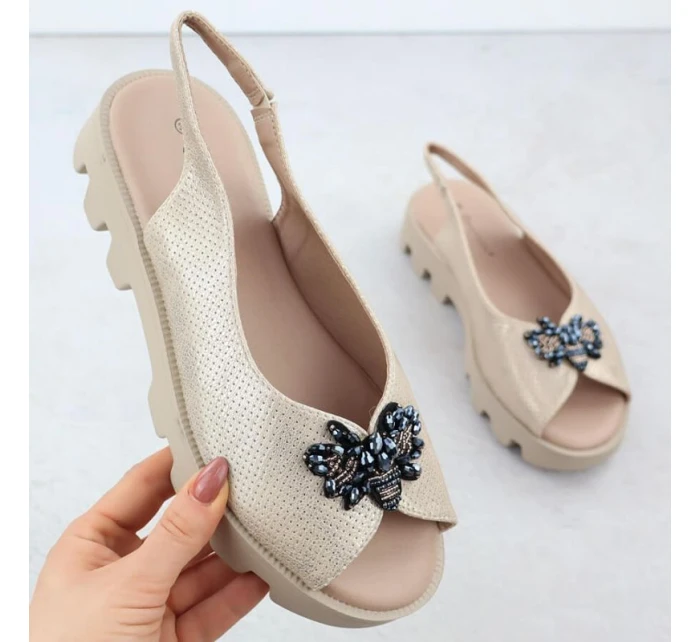 Dámské sandály na platformě perforované zlaté model 21904697 - Potocki Dámské sandály na platformě perforované zlaté model 21904697 - Potocki