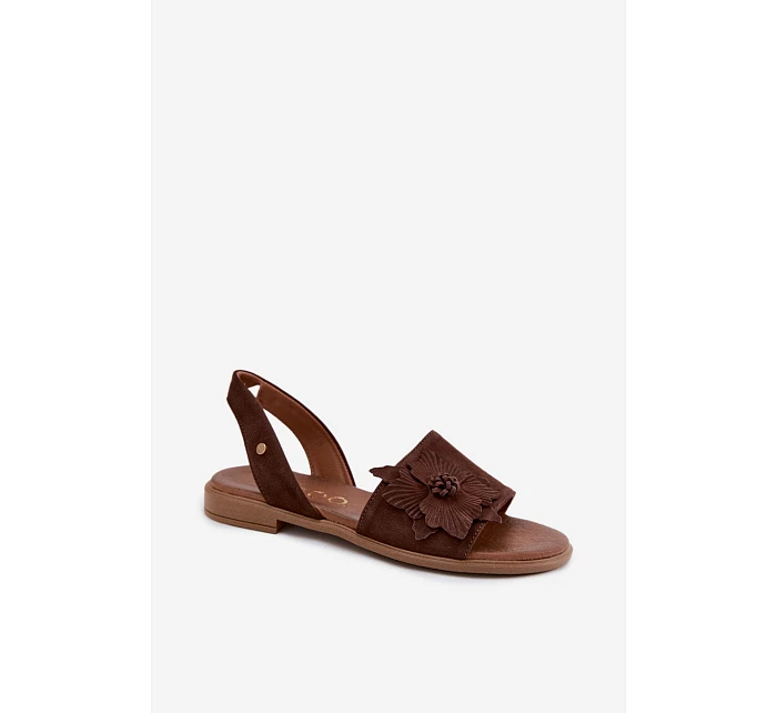 Kožené semišové sandály na nízkém podpatku s ozdobným květem model 22122974 Čokoládové - Zazoo