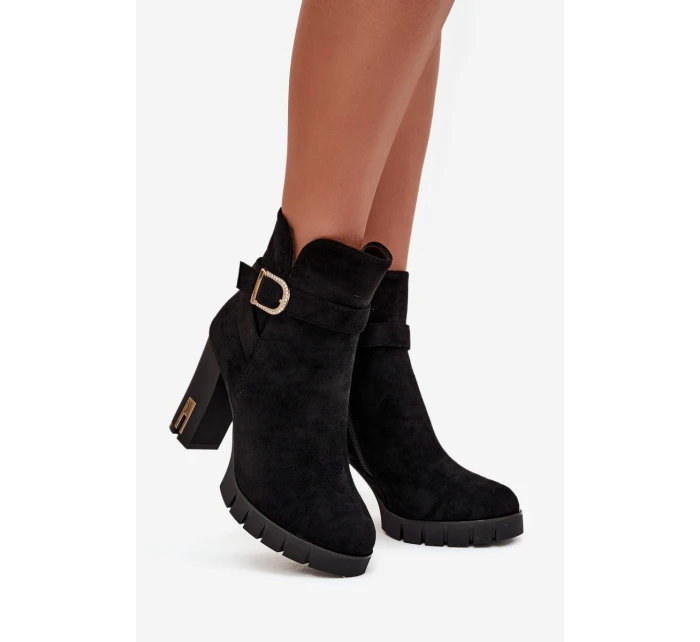 Zateplené dámské kozačky na podpatku s přezkou Černé model 21711529 - Boto Zateplené dámské kozačky na podpatku s přezkou Černé model 21711529 - Boto